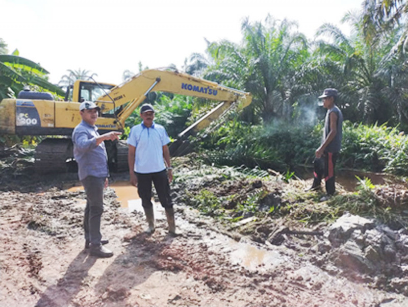 Peduli Lingkungan PT. CSR Tbk. Lakukan Normalisasi Saluran Air di Desa Meranti Paham