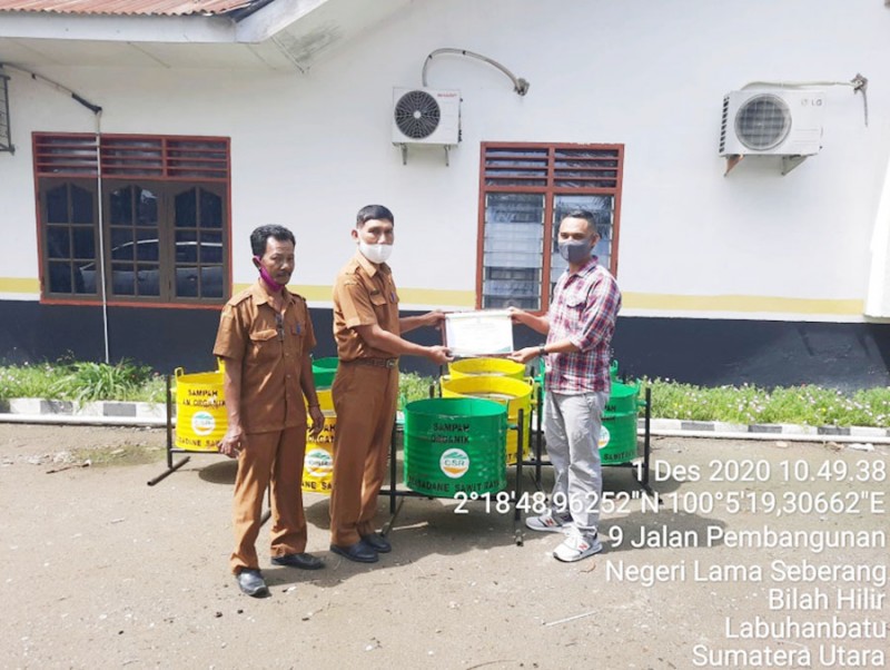 Perusahaan Sawit PT. CSR Tbk. Serahkan 5 Set Tong Sampah ke Kecamatan Bilah Hilir